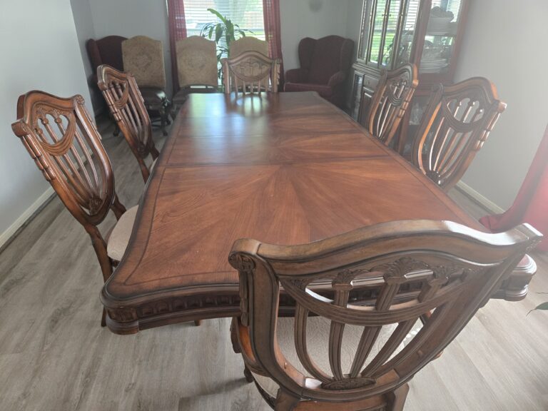 Modern 6 seat table with extender leaflet