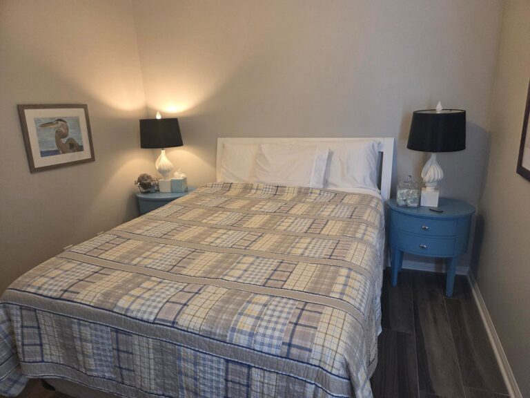 Queen bed set with night stands and lamps