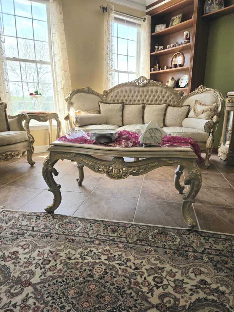 Living room and dining room, console total of 20 pieces of beautiful Victorian Italian furniture